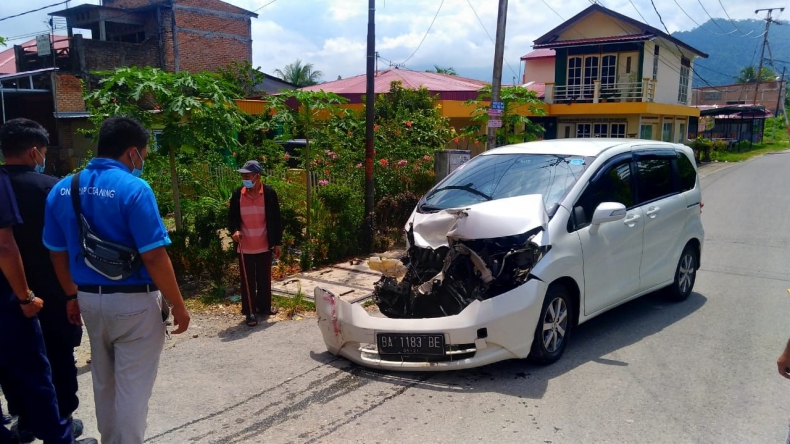 Honda Freed di Padang Ringsek Usai Dihajar Kereta Api