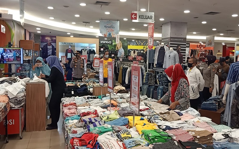 Polisi Bubarkan Kerumunan Warga di Toserba dan Pasar Manis Ciamis