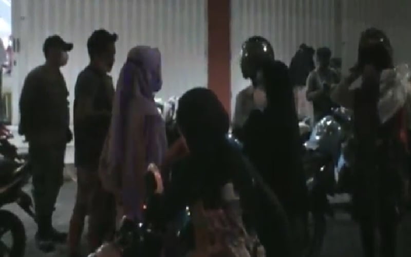 Satgas Covid-19 Kota Mataram Bubarkan Kerumunan Warga Berburu Baju Lebaran