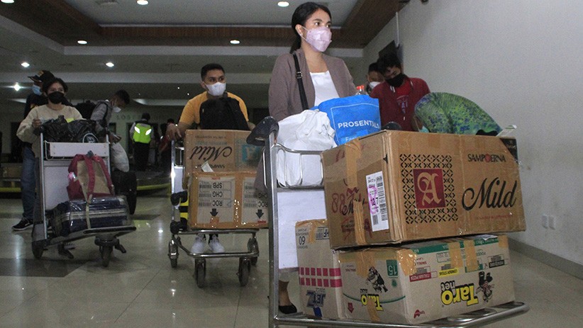 Pemudik Menumpuk di Ruang Tunggu Domestik Bandara El Tari Kupang - Bagian 2