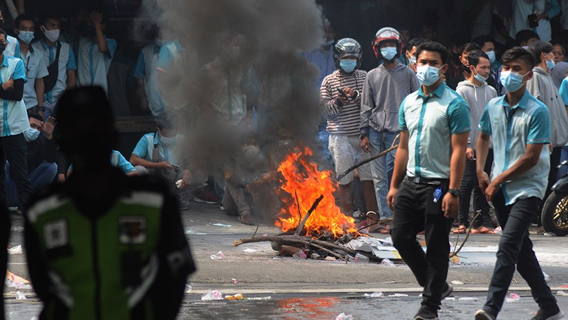 Protes THR Dicicil, Ribuan Buruh Pabrik di Boyolali Bakar Ban Bekas - Bagian 2