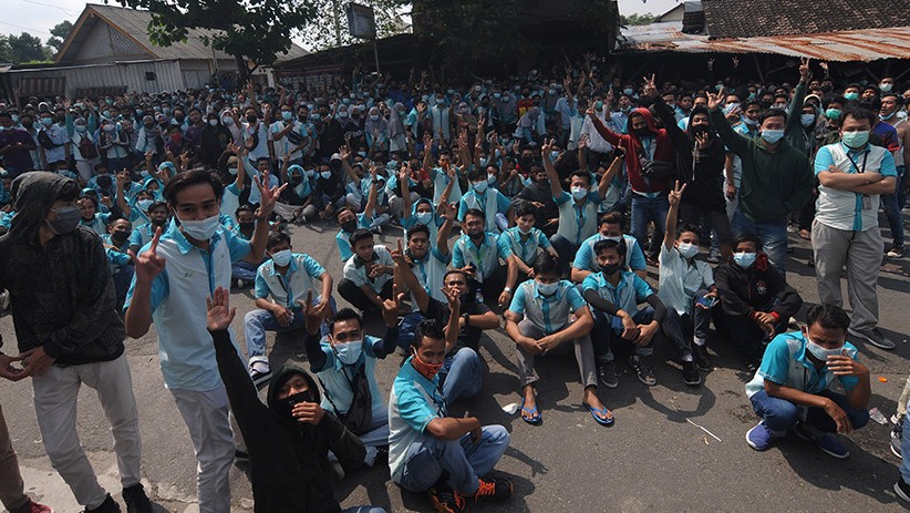 Protes THR Dicicil, Ribuan Buruh Pabrik di Boyolali Bakar Ban Bekas - Bagian 3