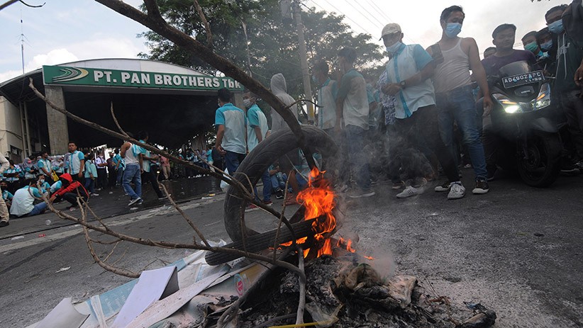 Protes THR Dicicil, Ribuan Buruh Pabrik di Boyolali Bakar Ban Bekas - Bagian 1