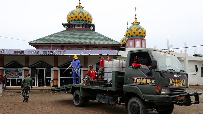 Kodam Iskandar Muda Semprot Cairan Disinfektan Ruang Publik dan Rumah Ibadah - Bagian 1