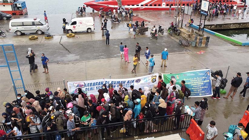 Pemudik Jatuh ke Laut akibat Kapal Kelebihan Kapasitas di Kendari - Bagian 2