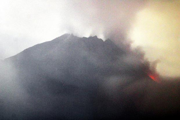 Dini Hari Merapi Semburkan Dua Kali Wedus Gembel dan 17 Kali Lava Pijar