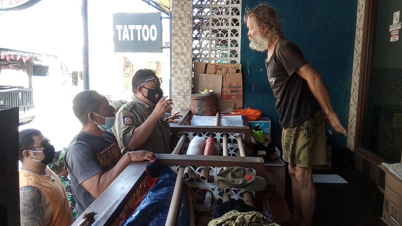 title Miris, Bule Italia di Bali Jadi Pengemis karena Usahanya Bangkrut sejak Pandemi Miris, Bule Italia di Bali Jadi Pengemis karena Usahanya Bangkrut sejak Pandemi