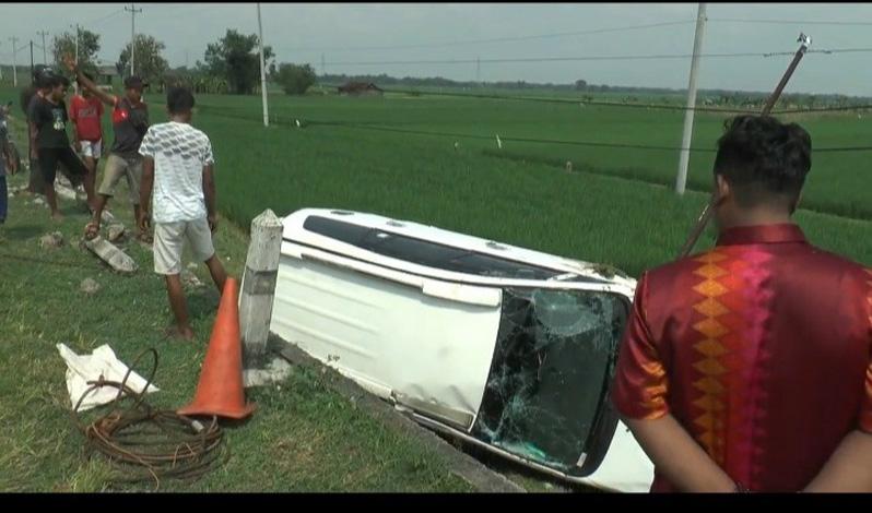 Diduga Ngantuk, Mobil Mantan Camat Ini Terjun ke Parit, Evakuasi Berlangsung Dramatis