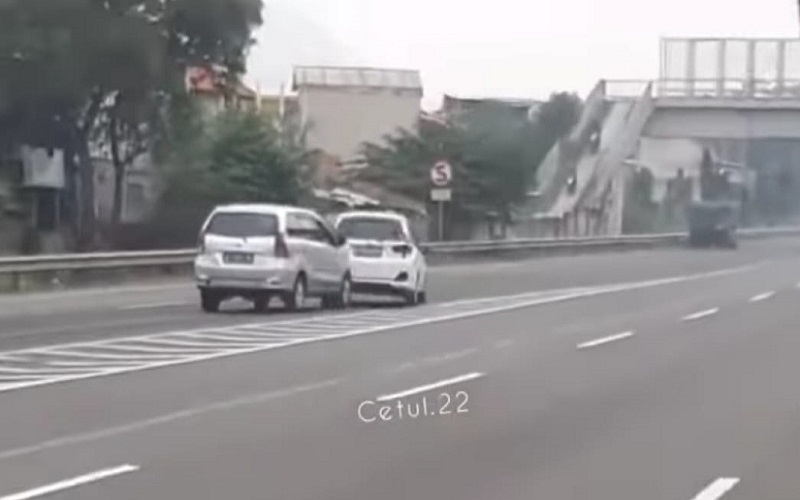 Viral, Dua Mobil Melaju Ugal-ugalan di Tol Buahbatu Kota Bandung