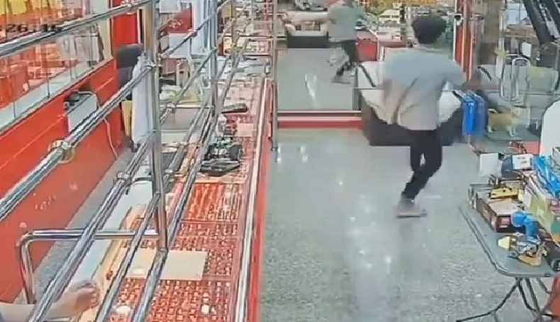 Apes, Pencuri Kalung Terjebak di Toko Emas Tak Bisa Buka Pintu 