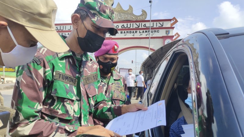 title Petugas Gabungan Putar Balikkan 261 Kendaraan yang Akan Masuk Bandarlampung Petugas Gabungan Putar Balikkan 261 Kendaraan yang Akan Masuk Bandarlampung