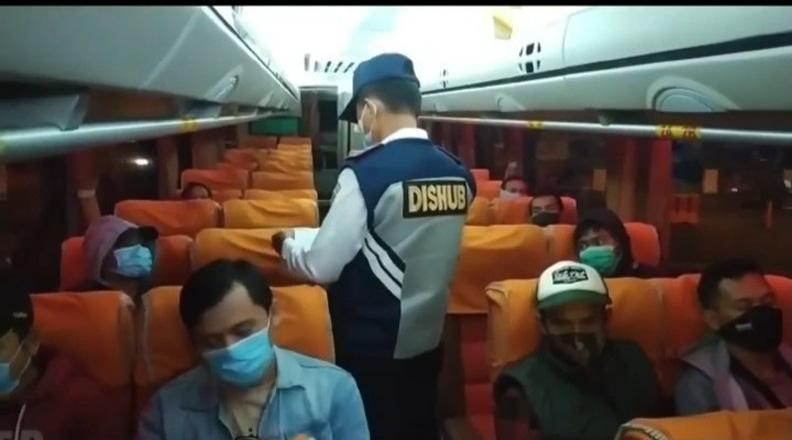 Ratusan Kendaraan asal Jakarta-Bandung Diadang di Cilacap, Puluhan Pemudik di Swab Antigen