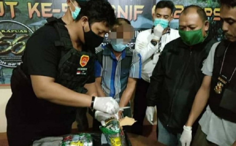 Satgas TNI Yonif 642/Kps Gagalkan Penyelundupan 1,7 Kg Sabu di Perbatasan