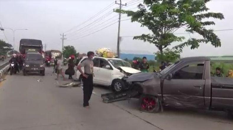 Duarrr Mobil Pemudik Kecelakaan Di Jalur Pantura Brebes Bagian 1