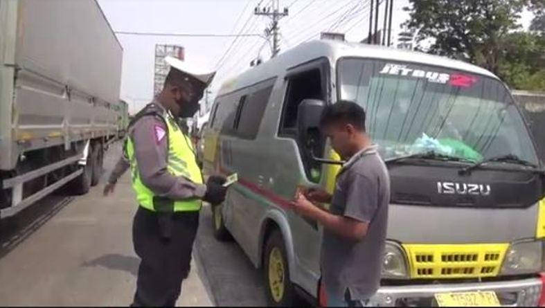 Angkut Pemudik, Mobil Travel Dihentikan di Jalur Pantura Kota Tegal  