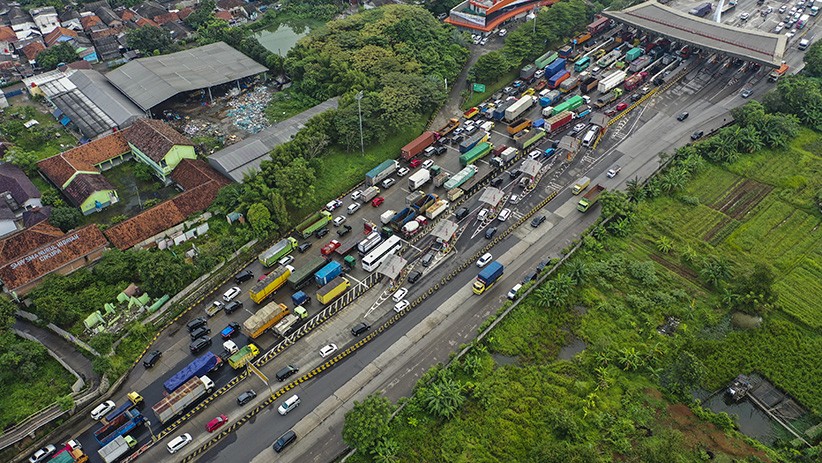 Penampakan Ribuan Kendaraan Terjebak Macet hingga 8 Km di Tol Cikupa - Bagian 2