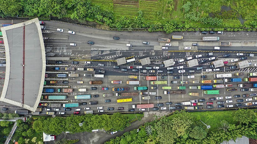 Penampakan Ribuan Kendaraan Terjebak Macet hingga 8 Km di Tol Cikupa - Bagian 3