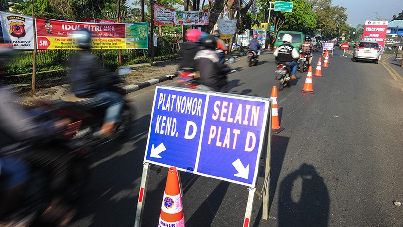 Imbas Penyekatan Larangan Mudik, Lalu Lintas Bandung Macet Parah - Bagian 2