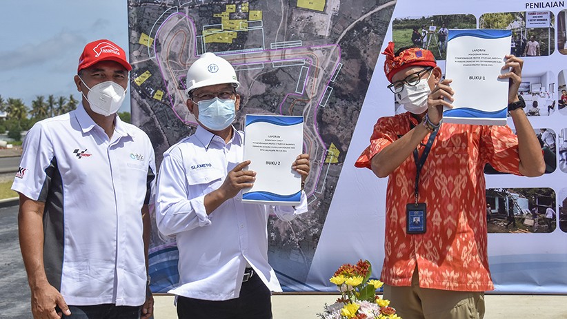 Sandiaga Uno Cek Lahan Pembangunan Paddock Sirkuit MotoGP Mandalika - Bagian 2