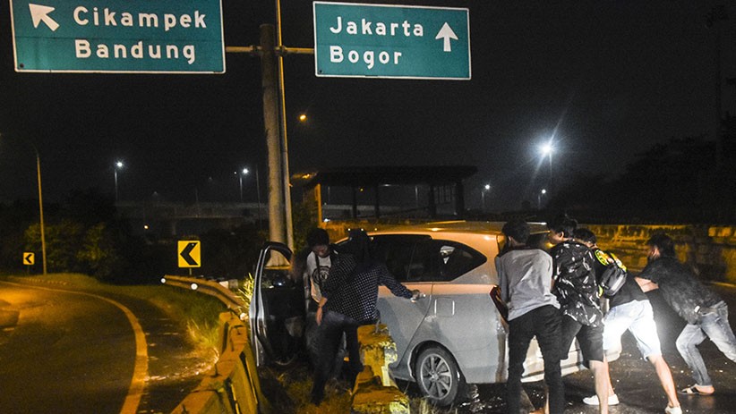 Hindari Penyekatan, Pemudik Nekat Terobos Pembatas Jalan Tol Jakarta-Cikampek - Bagian 1