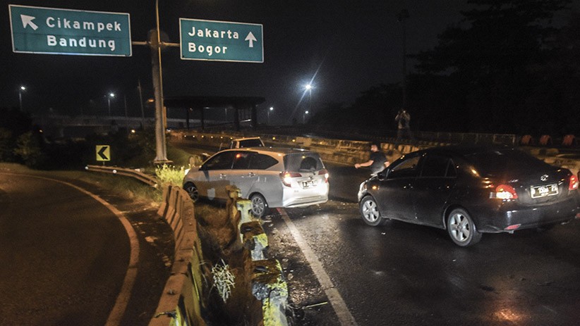 Hindari Penyekatan, Pemudik Nekat Terobos Pembatas Jalan Tol Jakarta-Cikampek - Bagian 2