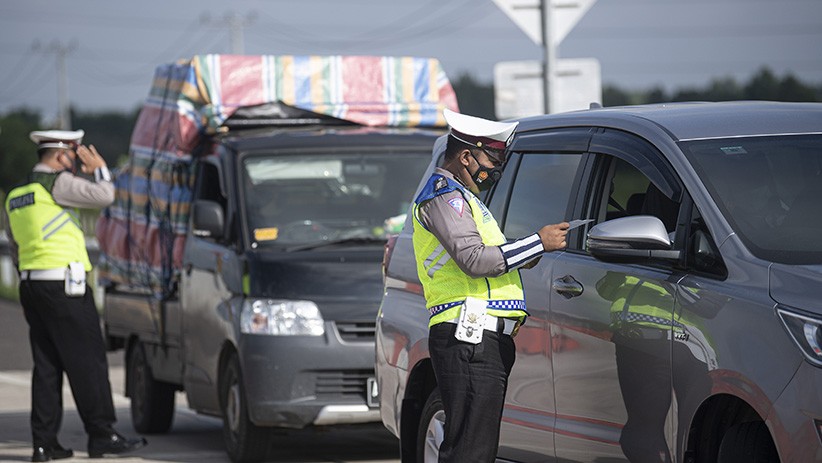 Pintu Masuk dan Keluar Tol Keramasan Sumsel Dijaga Ketat Polisi - Bagian 3