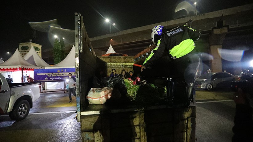 Pemudik Rela Bersembunyi di Tumpukan Sayur demi Pulang Kampung - Bagian 2