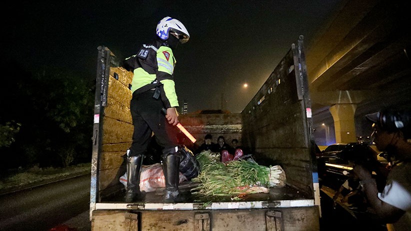 Pemudik Rela Bersembunyi di Tumpukan Sayur demi Pulang Kampung - Bagian 1