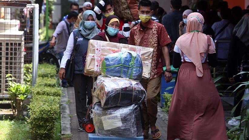Ratusan Pekerja Migran Indonesia Penuhi Asrama Haji Sukolilo Surabaya - Bagian 2