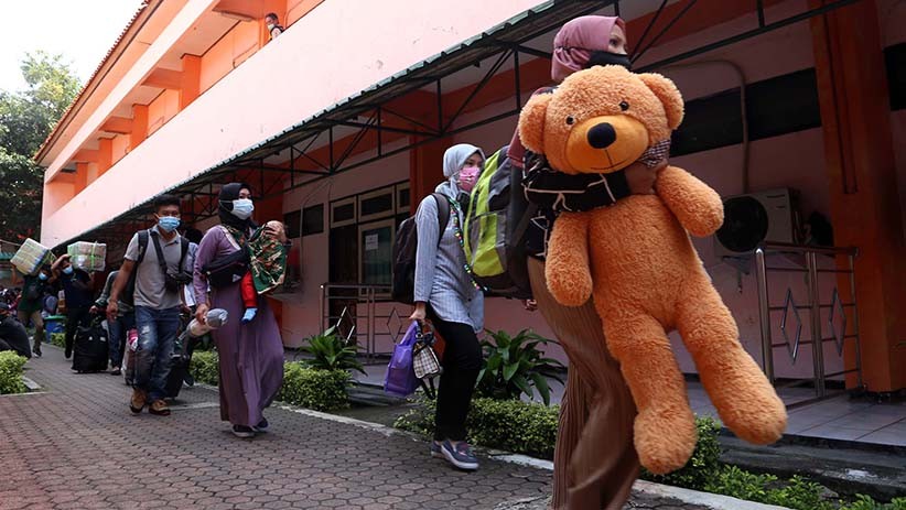 Ratusan Pekerja Migran Indonesia Penuhi Asrama Haji Sukolilo Surabaya - Bagian 1