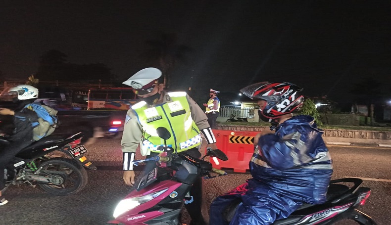 Tak Ada Ampun, Pemudik Harus Putar Arah di Perbatasan Karawang-Bekasi