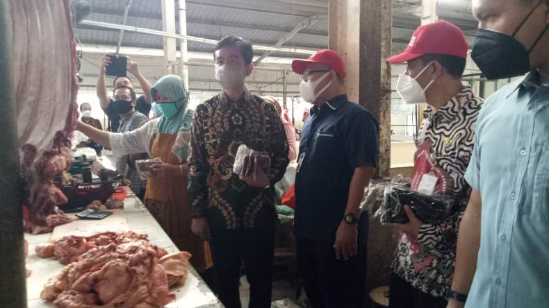 Gibran Blusukan ke Pasar Pantau Harga Kebutuhan Pokok Jelang Lebaran 