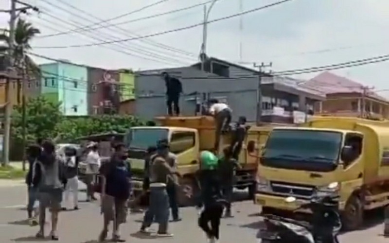 Panik Lari ke Atas Truk, Residivis Jambret Babak Belur Dihakimi Massa