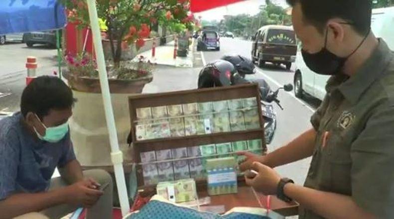 Jelang Lebaran, Jasa Penukaran Uang di Pinggir Jalan Marak di Jepara 