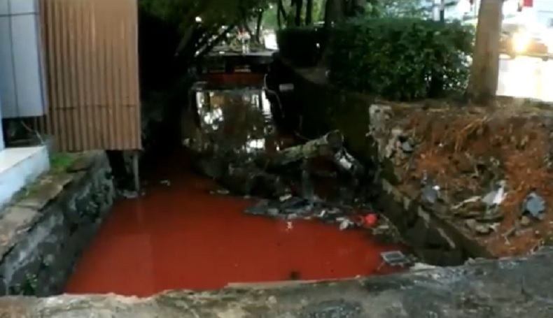 Geger Air Parit di Pontianak Berubah Warna Seperti Darah