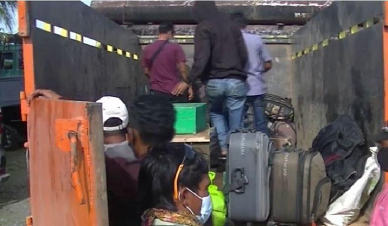 Petugas Putar Balik Pemudik Naik Truk dari Medan Tujuan Aceh di Jalinsum Langkat