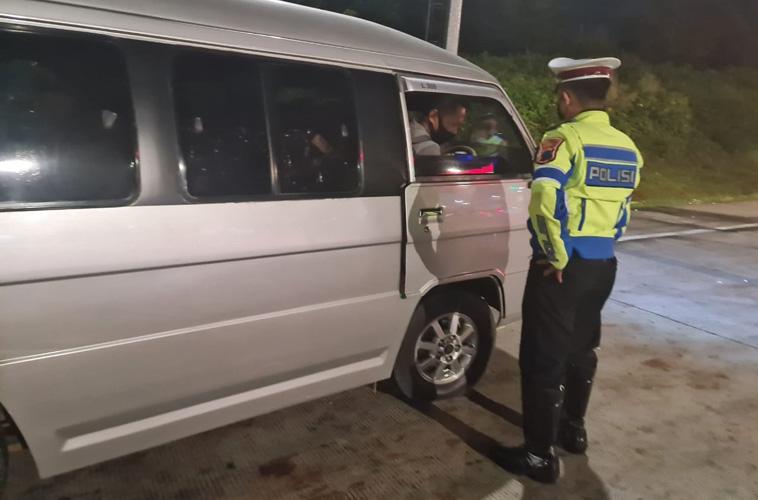 Lolos dari Tol Pejagan Brebes, 9 Mobil Travel Diadang di Tol Kalikangkung Semarang