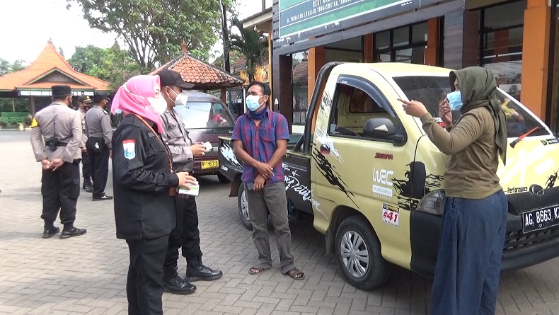 Petugas Putar Balik Kendaraan Pemudik di Rest Area Tongas dan Exit Tol Muneng