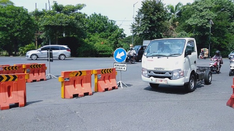 Petugas Gabungan Periksa Kendaraan, Bundaran Waru Sidoarjo sempat Macet Parah