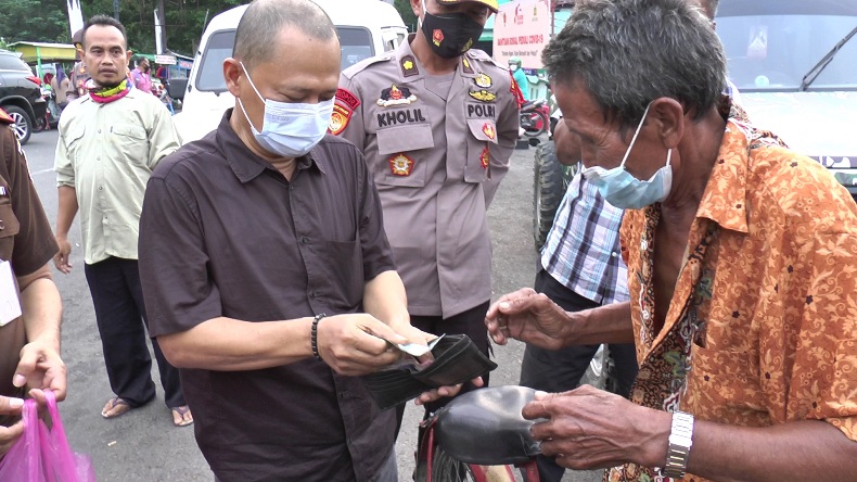 title Sempat Takut, 2 Tukang Becak di Demak Gembira Kena Razia Dompet Kosong Sempat Takut, 2 Tukang Becak di Demak Gembira Kena Razia Dompet Kosong
