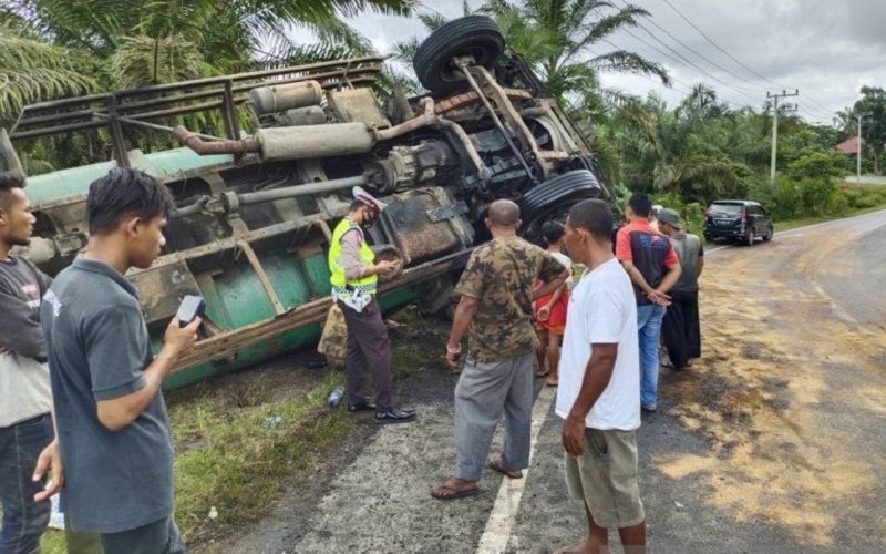 Truk Tangki Terbalik di Nagan Raya Aceh, Minyak Kelapa Sawit Tumpah di Jalanan