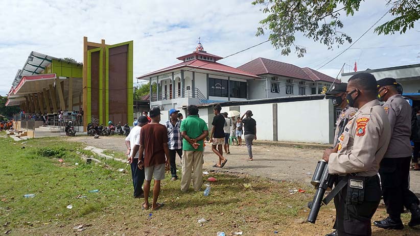Polisi Bubarkan Kerumunan Penonton Sepak Bola di Sorong - Bagian 2