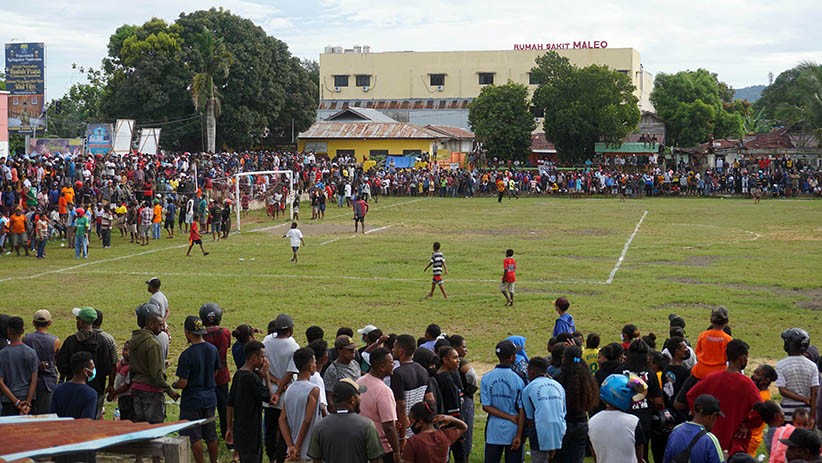 Polisi Bubarkan Kerumunan Penonton Sepak Bola di Sorong - Bagian 3