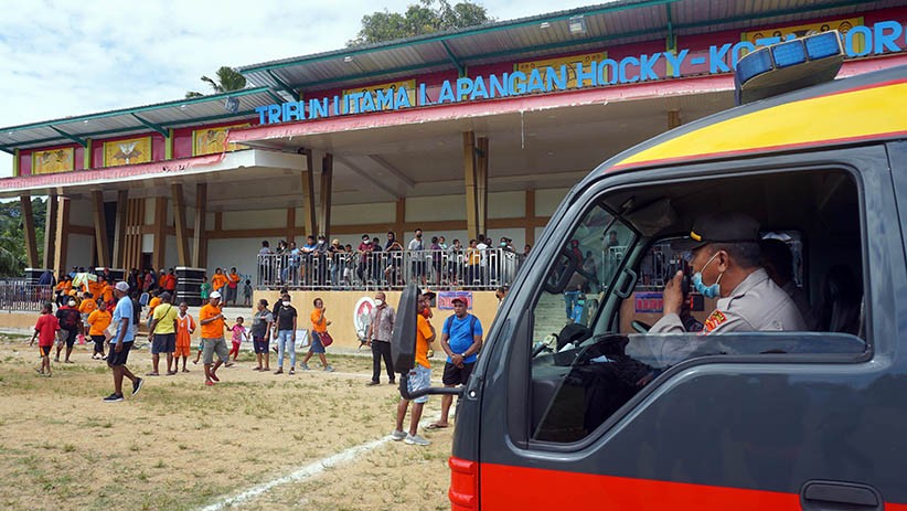 Polisi Bubarkan Kerumunan Penonton Sepak Bola di Sorong - Bagian 1