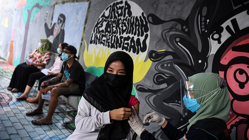 Vaksinasi Covid-19 untuk Warga DKI Jakarta di Permukiman Padat - Bagian 3