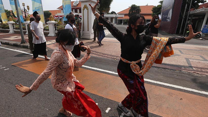 Protes Bantuan Pemprov Jatim, Seniman Surabaya Kirim Parsel Berisi Plastik - Bagian 4