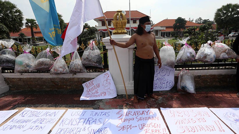 Protes Bantuan Pemprov Jatim, Seniman Surabaya Kirim Parsel Berisi Plastik - Bagian 3