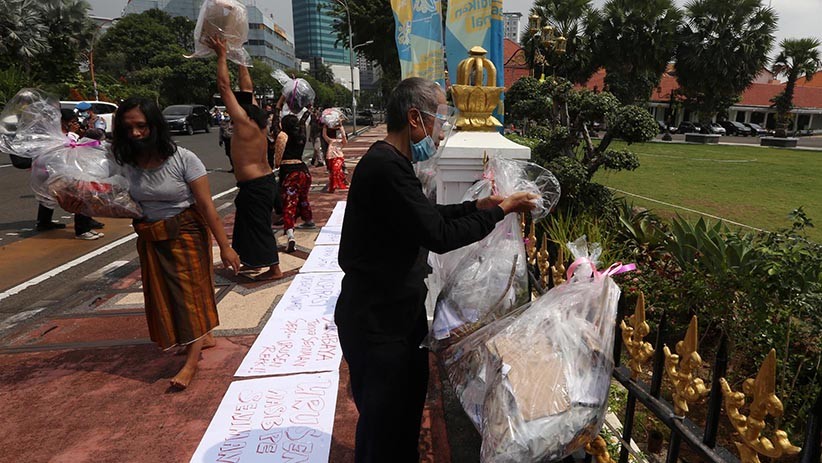Protes Bantuan Pemprov Jatim, Seniman Surabaya Kirim Parsel Berisi Plastik - Bagian 2
