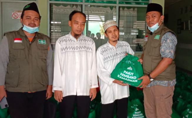 NU Care-LAZISNU dan Tokopedia Salam Salurkan Sembako untuk Santri Tunanetra