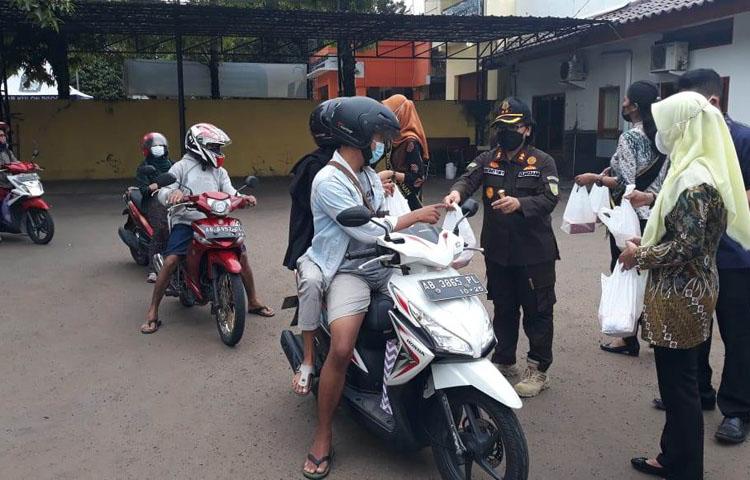 Sambut Lebaran, Kejari Kulonprogo Bagikan Sembako untuk Warga Miskin